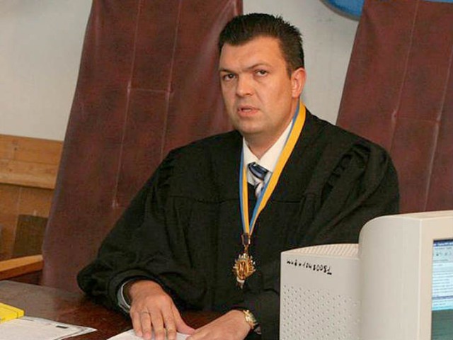 У Харкові підозрюваний у хабарництві суддя зберігав у кабінеті портрет Януковича