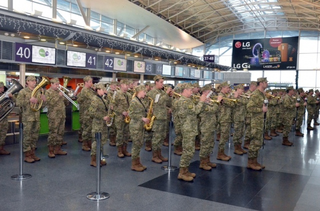В аэропортах почтили бойцов АТО, оборонявших ДАП