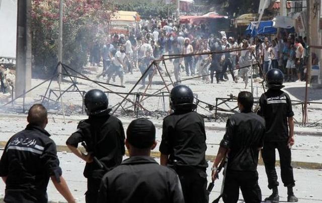 Беспорядки в Тунисе: в стране ввели комендантский час