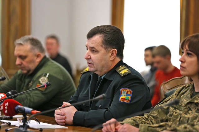 «Слуга царю, отец солдатам»: Полторак протестирует качество сухпайков на офицерах Генштаба