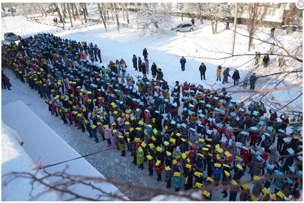 Дети Лисичанска установили рекорд, создав «живой» флаг Украины