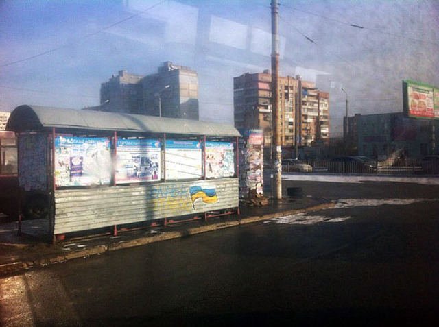 Фотофакт: в оккупированном Луганске российские флаги перекрашивают в сине-желтые цвета