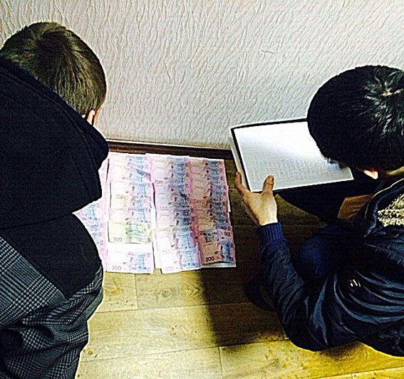 Главный инспектор Государственной экологической инспекции Киева задержан при получении 8 тыс. грн взятки. ФОТО