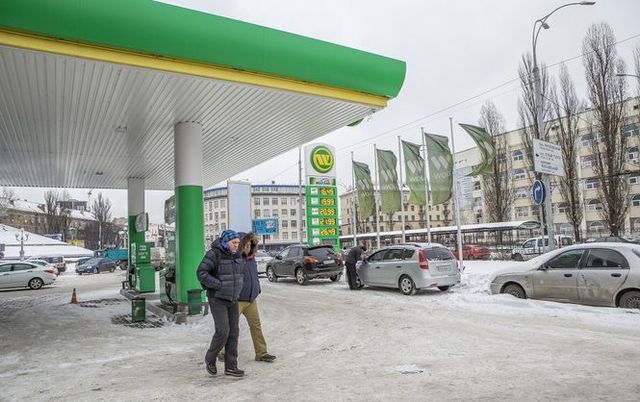 Дешева нафта вбиває Росію, а заодно завдає удару сировинній економіці України