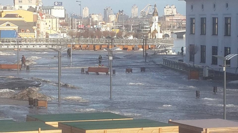 У Києві горить Річковий вокзал, пожежники не можуть під’їхати до будівлі