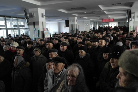 Близько двох сотень пенсіонерів «штурмують» Вінницьку міську раду