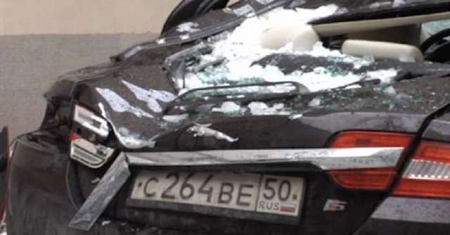 В Москве на шикарный Jaguar рухнула ледяная глыба (ВИДЕО)
