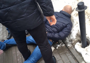 У Києві правоохоронці затримали поліцейського за вимагання 80 тисяч гривень