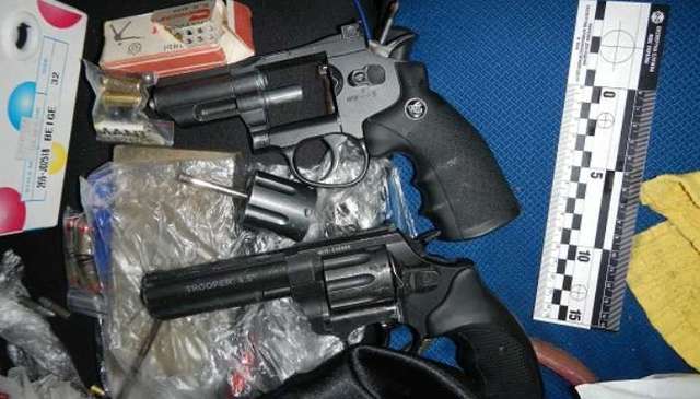 В столице Украины задержали две легковые машины с оружием и наркотиками