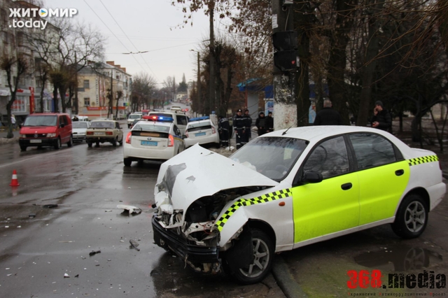 Житомирский таксист таранил полицейский автомобиль: сбит пешеход