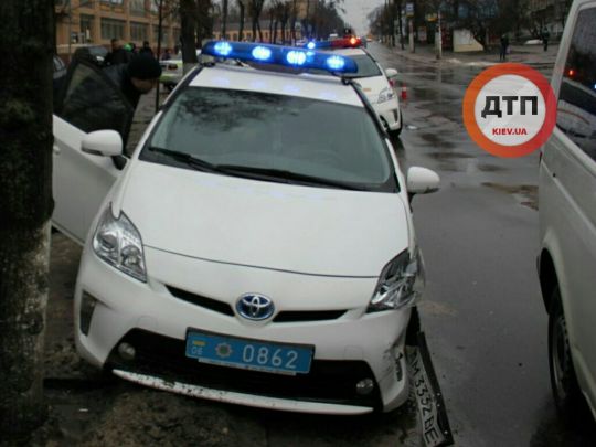 ПО ДОРОГЕ НА ПЕРЕСТРЕЛКУ ТАКСИ ПРОТАРАНИЛ ПОЛИЦЕЙСКИЙ ТОЙОТА ПРИУС