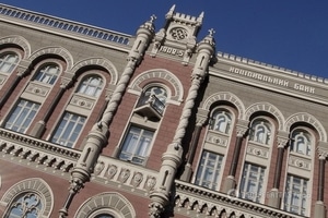 Нацбанк обвалил официальную гривню: доллар приблизился к 26 грн