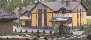 Донька Чеботаря звела маєток на землі університету