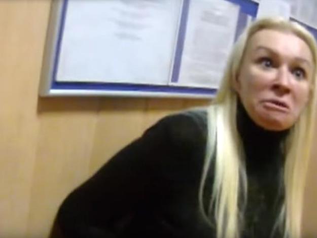 Блондинкою, що билася з поліцією, виявилася скандальна забудовниця Світлана Цибуліна