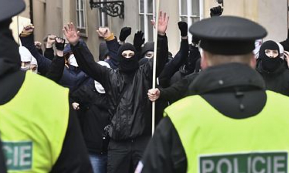 В Праге тысячи людей протестовали против ислама и приема беженцев