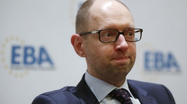 Учительнице надо год пахать, чтобы купить очки, как у Яценюка – Чечеринда