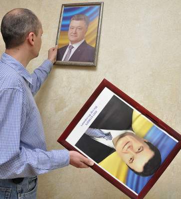 Украинцы не хотят видеть в кабинетах чиновников портреты Порошенко