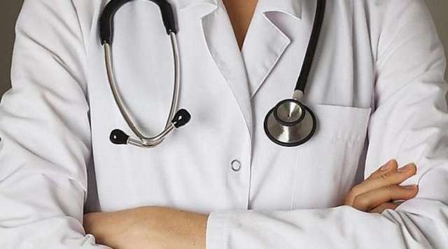 Главврач психбольницы под Одессой напала с кулаками на журналистов (ВИДЕО)