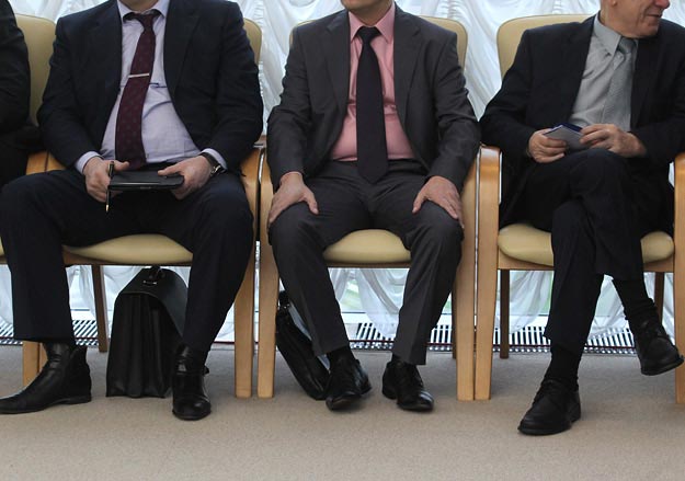 Чиновники ринулись экстренно устраивать "своих" людей на госслужбу