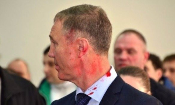 Бывшего мэра Херсона Владимира Сальдо облили "кровью". ВИДЕО