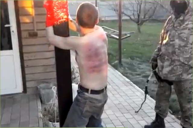 Российский наемник забивает до смерти гражданина Украины (видео)