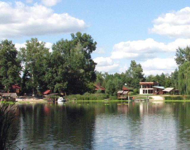 Теще, уборщице и друзьям: глава РГА раздал по кусочкам "Харьковскую Швейцарию"