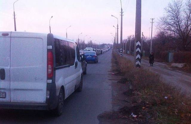 Українці чекають 5-8 годин під Донецьком, щоб потрапити на українську територію