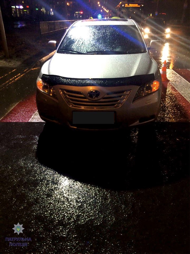 У Львові легковик збив жінку, що разом з дитиною переходила дорогу