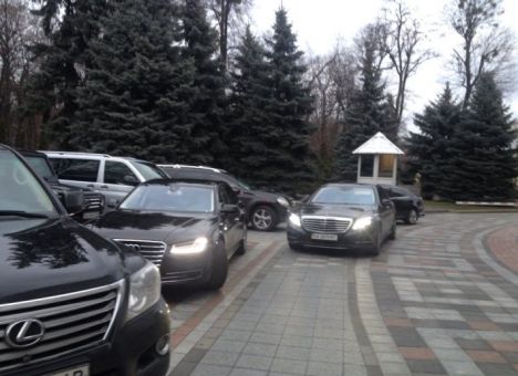 Слушатели Яценюка приехали в Раду на элитных авто (ФОТО)