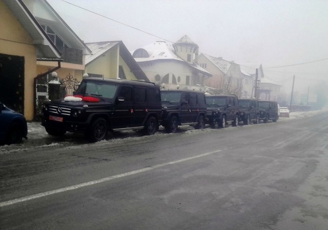 Кортеж циганського весілля у Рахові вражає... 5 Mercedes-Benz Gelandewagen