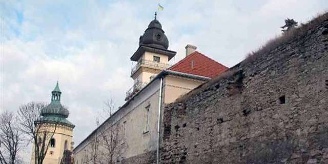 Ночью на Львовщине подожгли замок