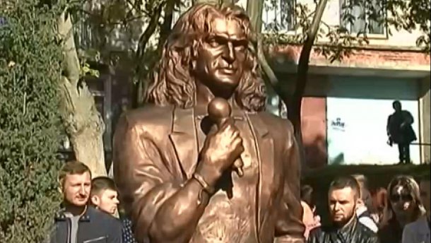 Матір покійного Скрябіна вимагає демонтувати бронзовий пам’ятник її сину