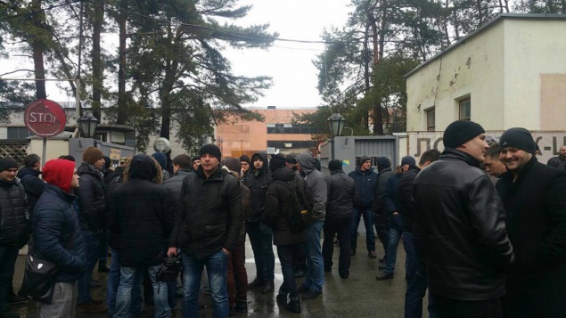 Леший его знает. В КГГА позволяют странной охранной фирме рэкетировать предпринимателей