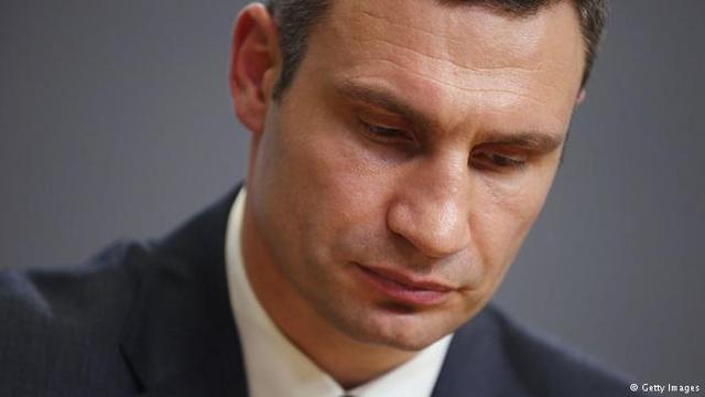 У ЦЕНТРІ КИЄВА ОБВАЛИВСЯ БУДИНОК: ПІД ЗАВАЛАМИ ШУКАЮТЬ ЛЮДЕЙ