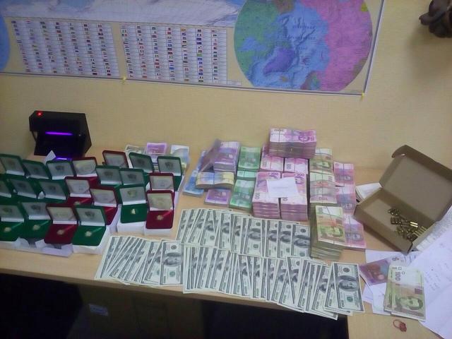 Черниговские махинаторы через "липовые" фирмы переселенцев с Донбасса "отмыли" 100 млн грн