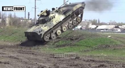 Жители Безыменного едва не растерзали пьяного оккупанта, врезавшегося на БПМ в жилой дом