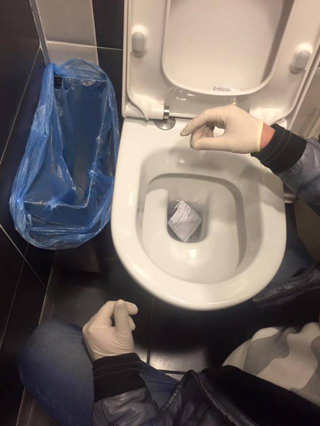 В аеропорту Львова митник намагався спустити $300 хабара в унітаз