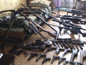 Українці масово запасаються зброєю - і не лише легальною