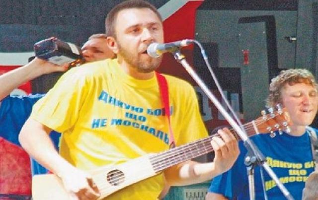 "Дякую Богу, що я не москаль": Шнуру вспомнили украинскую футболку