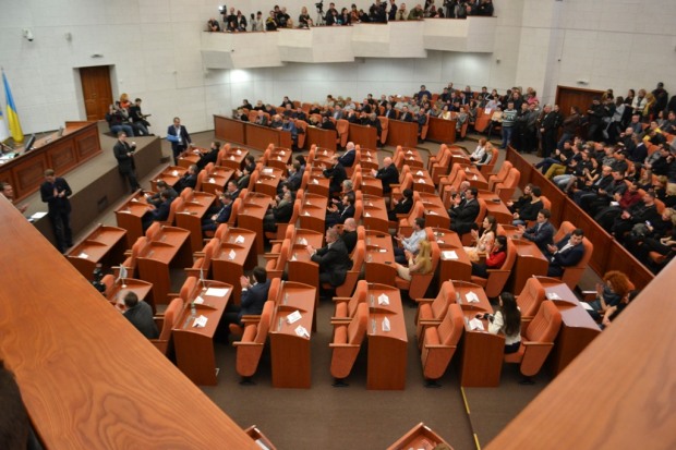 «Жаркая» сессия Днепропетровского горсовета: вход по пропускам, силовики и «ручные» голосования