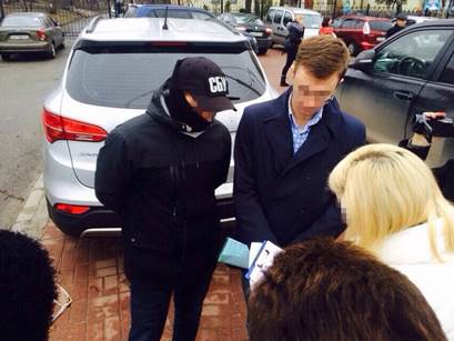 Государственный регистратор задержан на взятке в Киеве, - СБУ. ФОТО