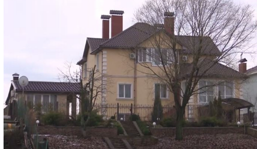 «Погоны в пуху»: замглавы Нацполиции отказывается объяснять происхождение своего шикарного особняка