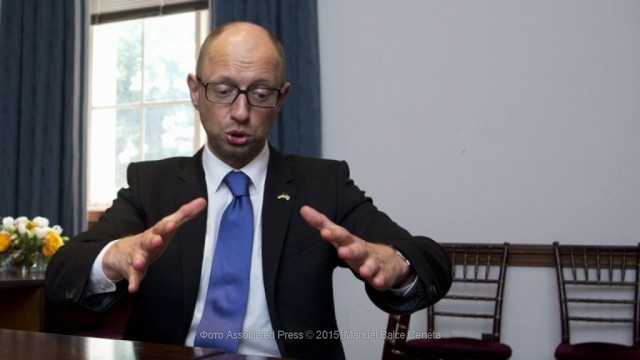 Арсений Яценюк получает надбавок и премий в два раза больше оклада
