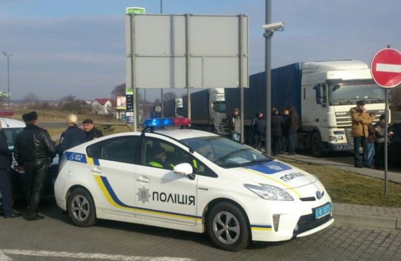 «Тітушки» на «Мерседесах» намагалися спровокувати конфлікт на блокпосту неподалік Львова