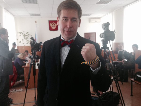 Украинский браслет и бандеровская бабочка адвоката Савченко взорвали сети