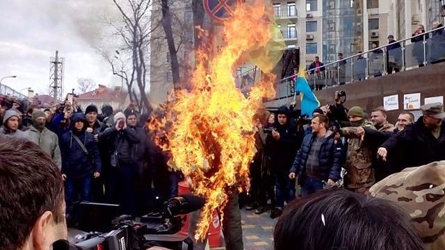 В Одессе полиция применила слезоточивый газ против активистов у консульства России