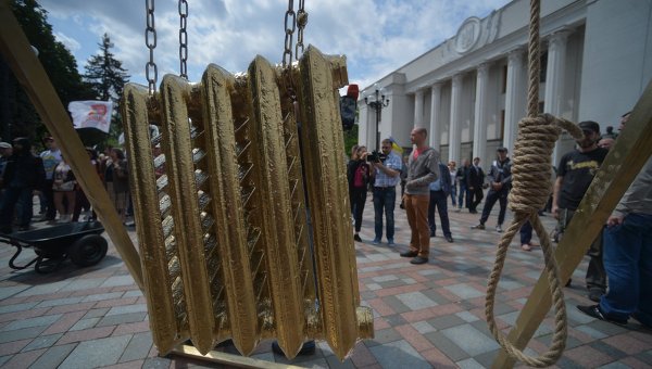 Украинцев хотят лишать жилья за долги по комуналке