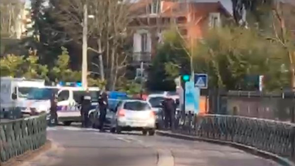 У Парижі терористи підірвали бомбу в захопленому ліцеї