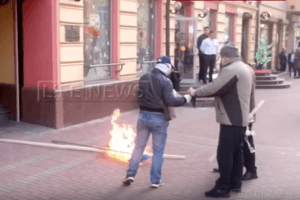 В Москве неизвестные сожгли флаг Украины