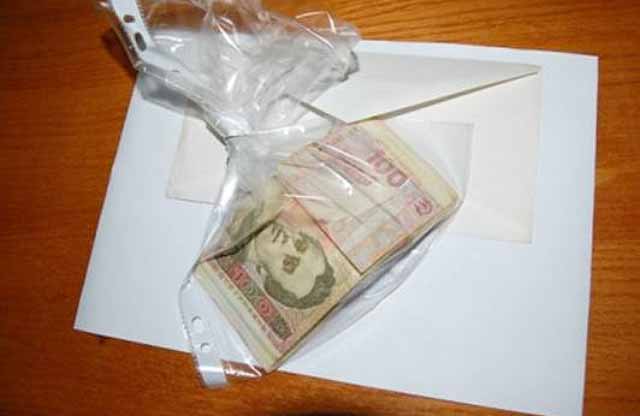 У ПОЛТАВСЬКІЙ КАРДІОЛОГІЧНІЙ МСЕК НА ХАБАРІ В 3,2 ТИСЯЧІ СПІЙМАЛИ ЛІКАРЯ